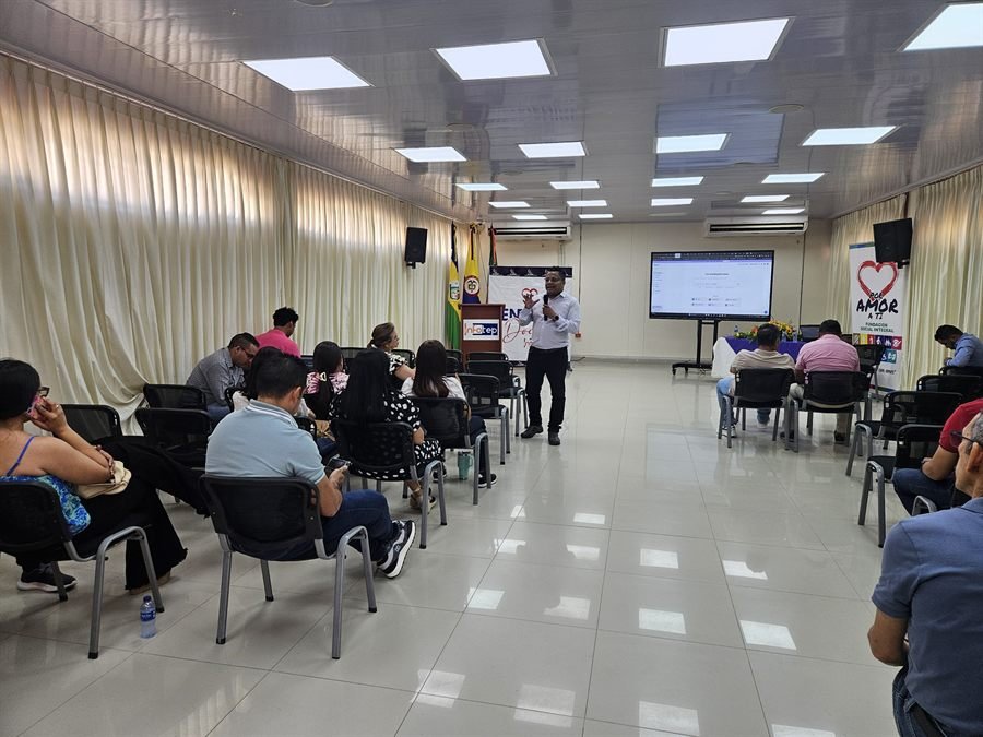 Ernesto Fernández dictando una jornada de formación docente en INFOTEP, Colombia